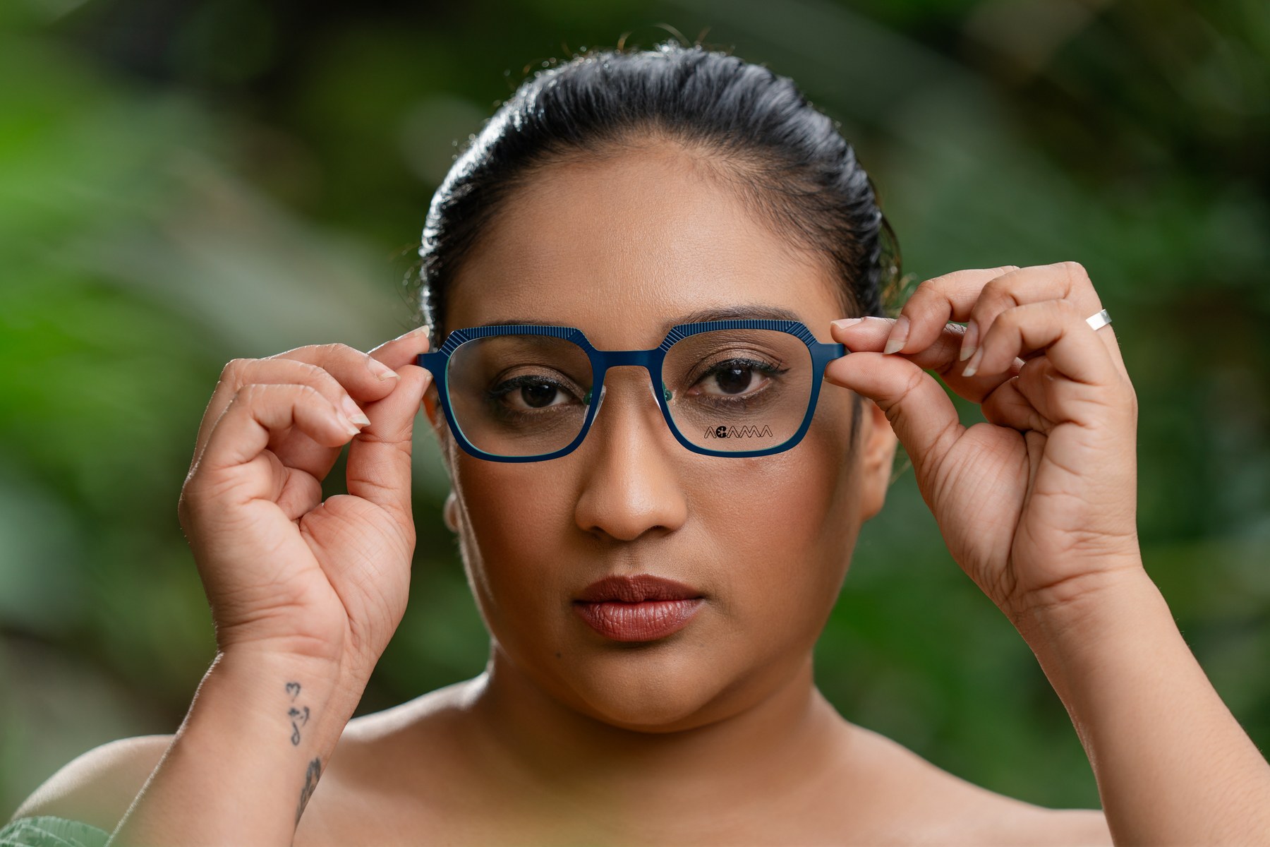 AGAMA-portret met een expressief donker montuur