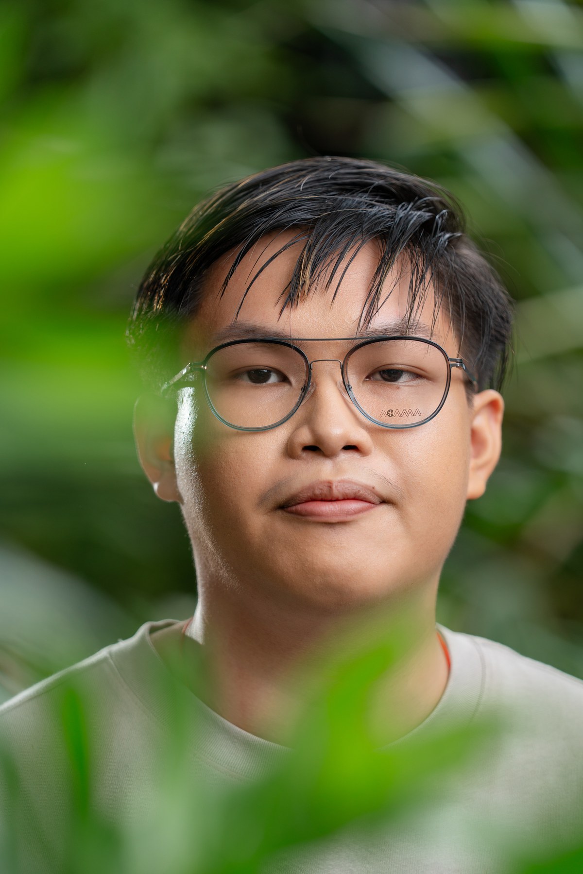 AGAMA-portret met een verfijnd licht montuur